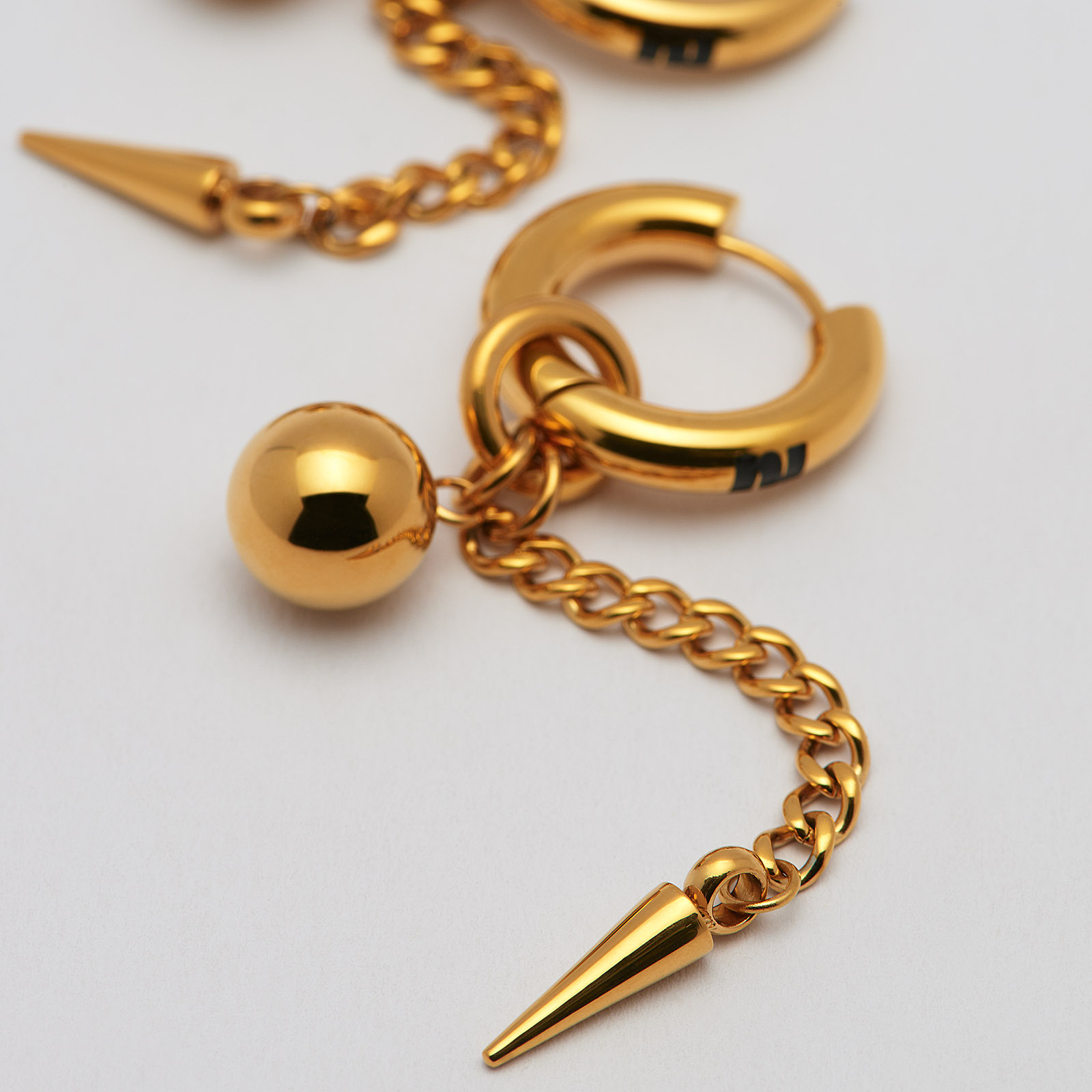 Örhängen guldpläterat stål, creol med kula, spike - 20 mm
