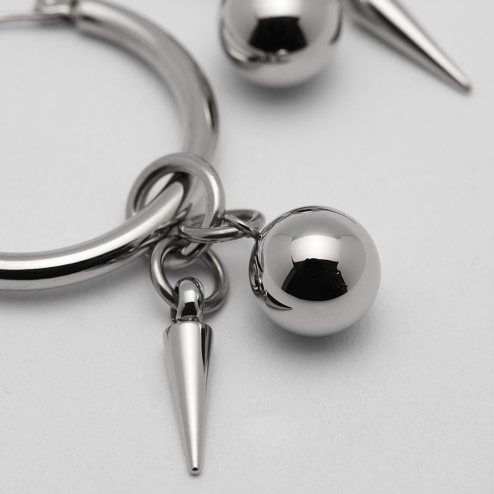 Örhängen stål, stor creol med hängande boll och spike - 30 mm