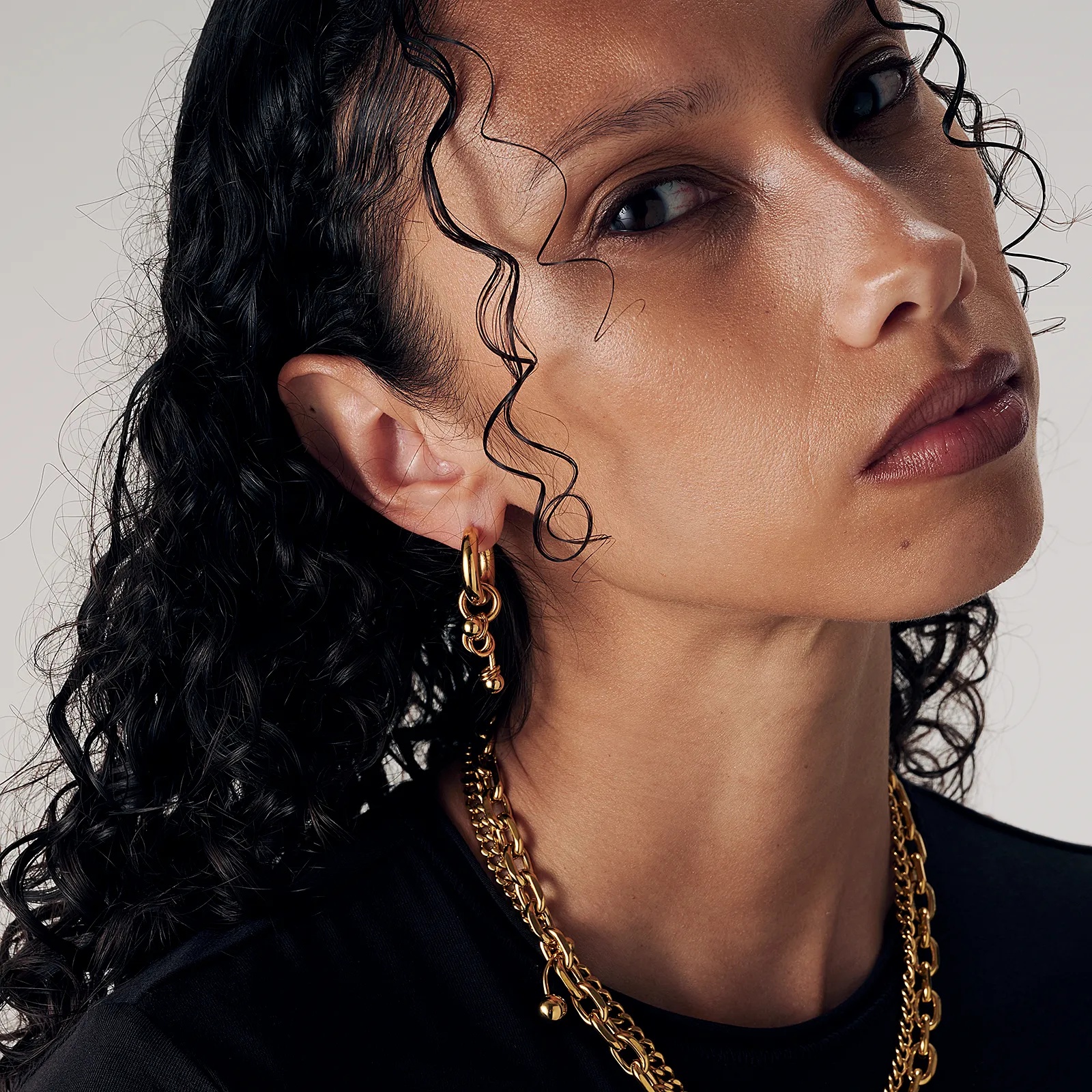 Örhängen guldpläterat stål, creol med hängande kulor - 20 mm