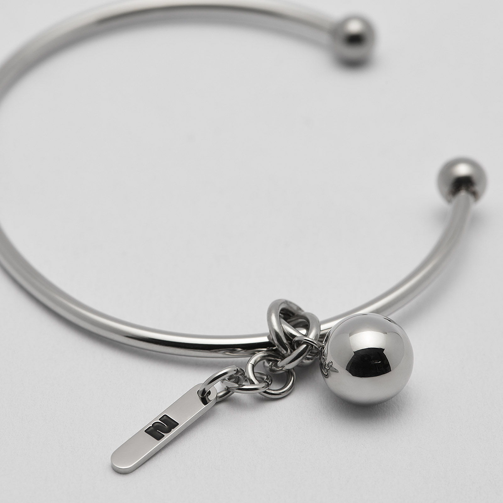 Armband i stål, bangle med boll - 2,5 x 66,5 mm