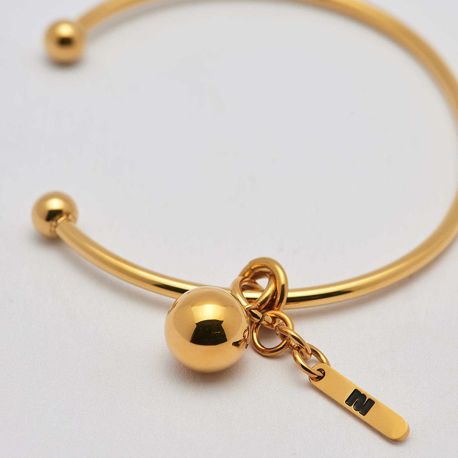 Armband i guldpläterat stål, bangle med boll - 2,5 x 66,5 mm