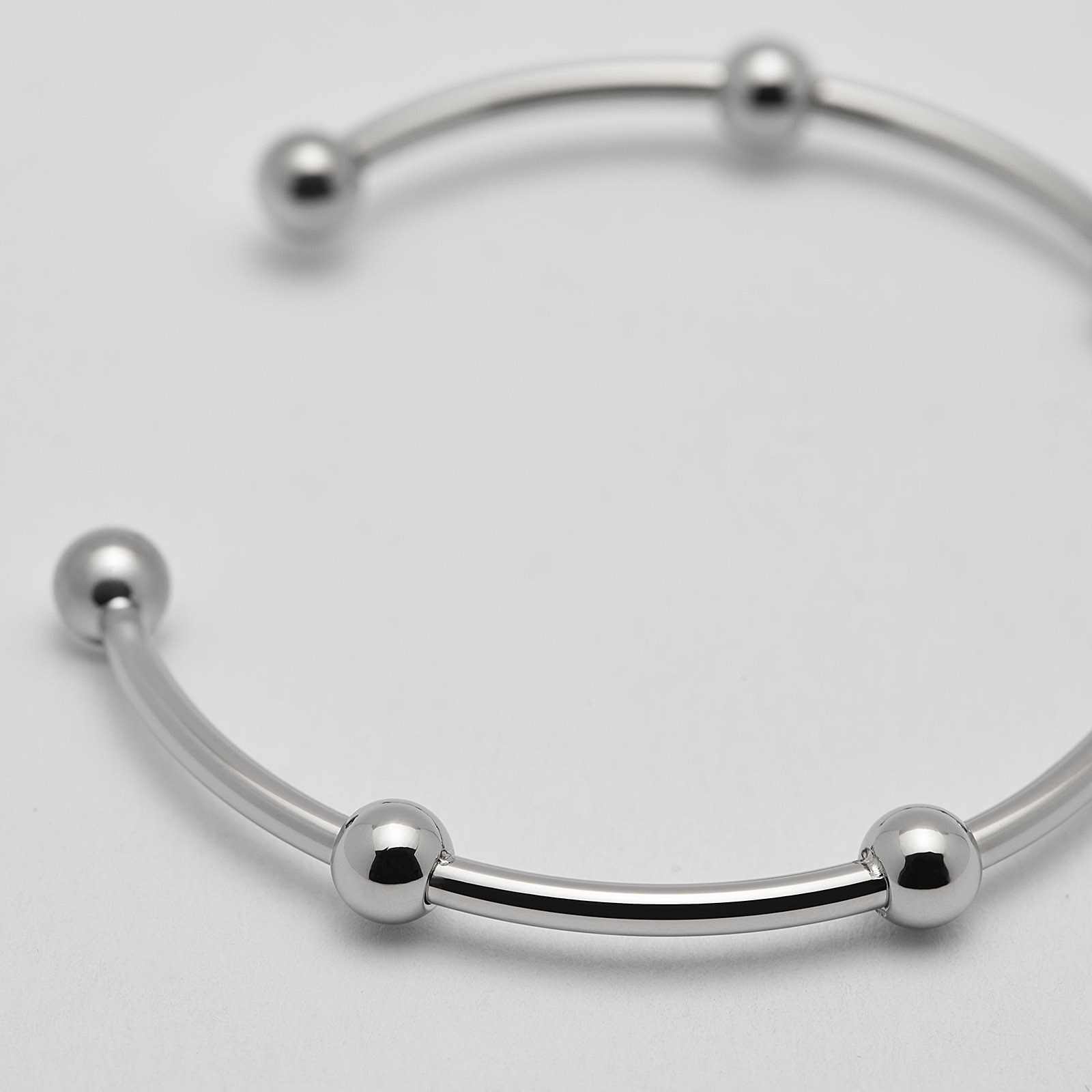 Armband i guldpläterat stål, bangle med boll - 2,5 x 66,5 mm