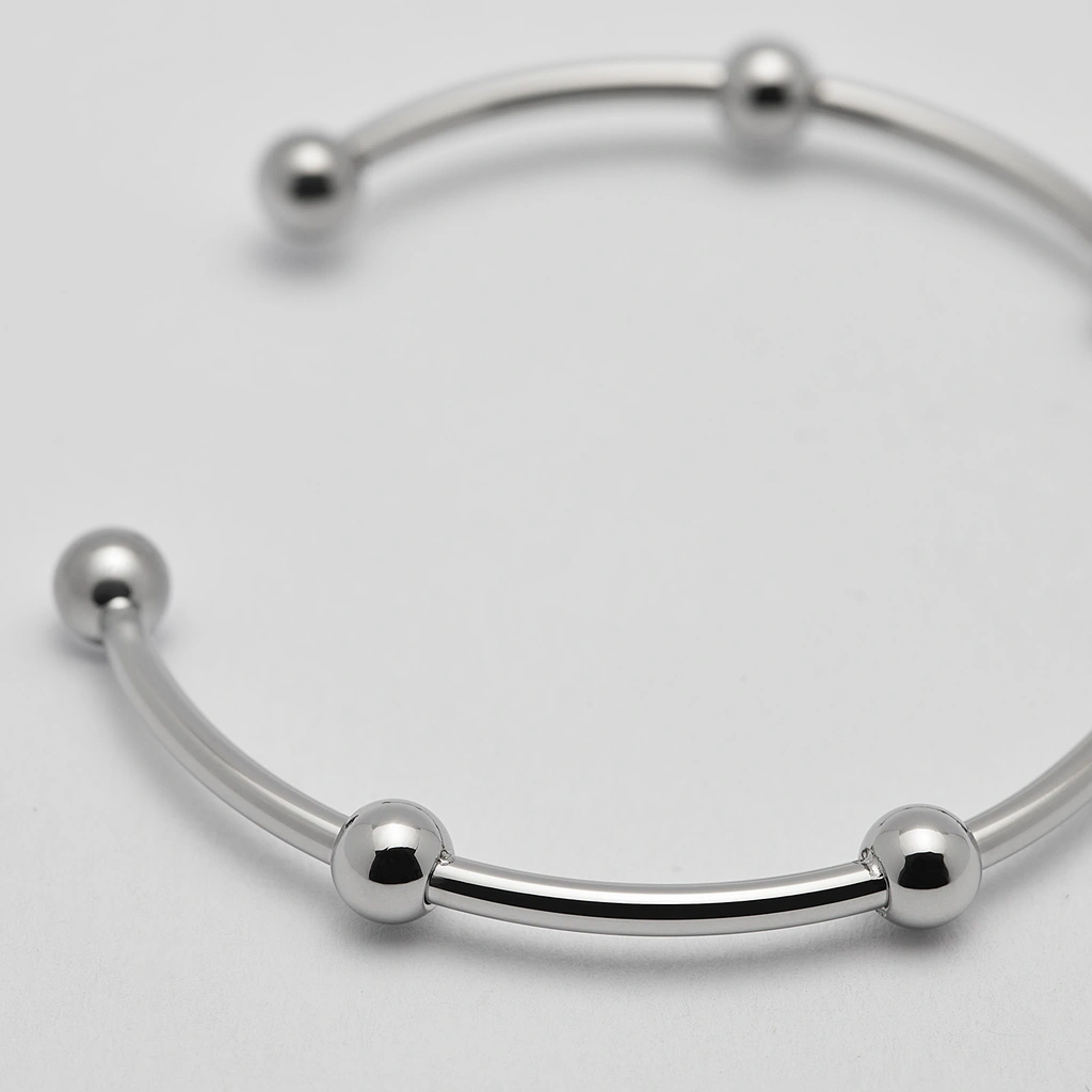 Armband i guldpläterat stål, bangle med boll - 2,5 x 66,5 mm