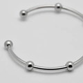 Armband i guldpläterat stål, bangle med boll - 2,5 x 66,5 mm