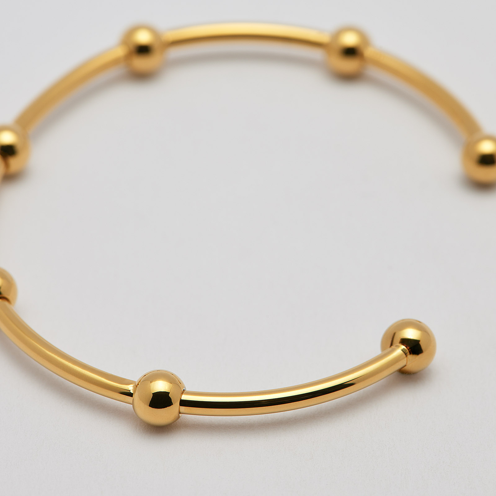 Armband i guldpläterat stål, bangle med bollar - 2,5x66,5 mm