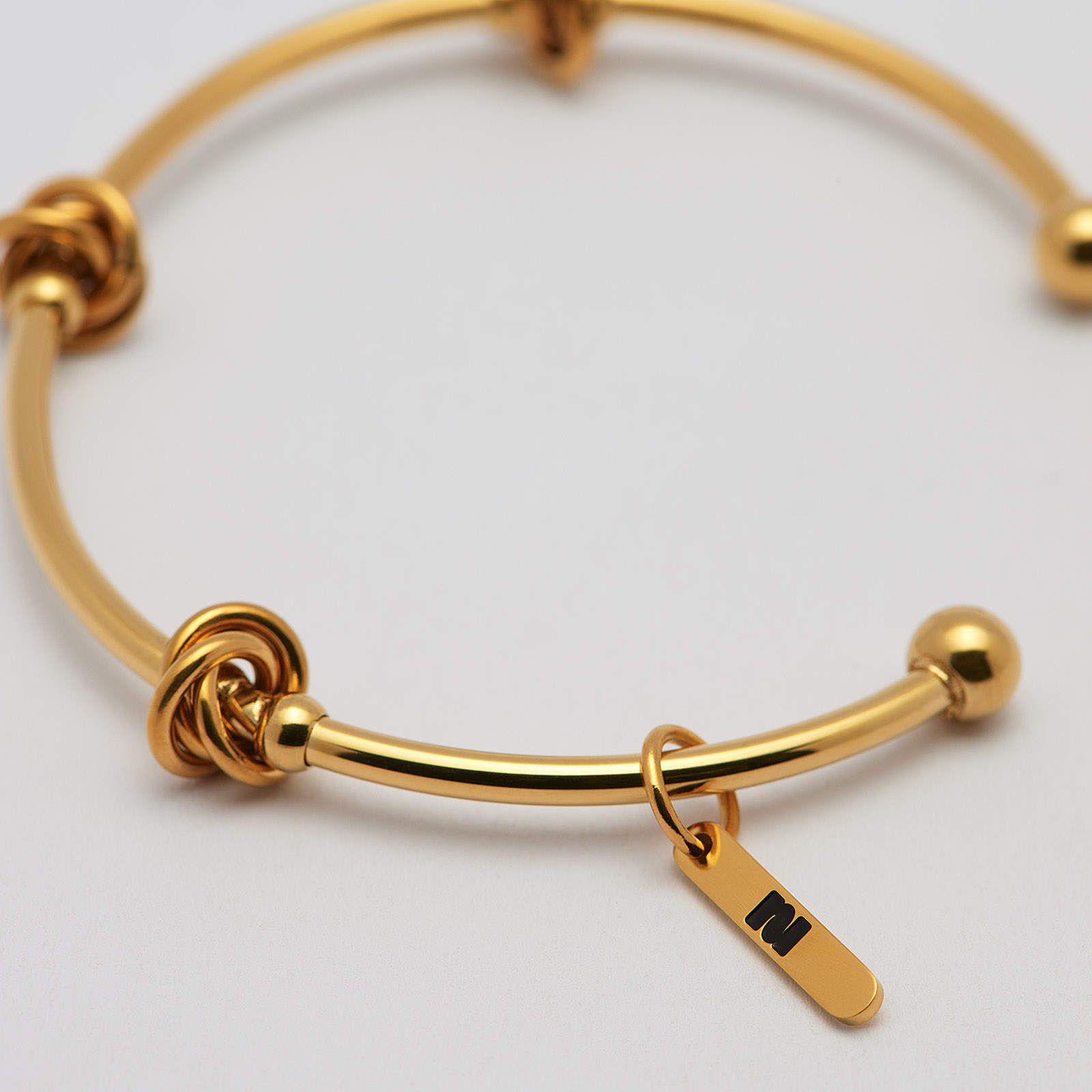 Armband i guldpläterat stål, bangle med knutar - 2,5x66,5 mm