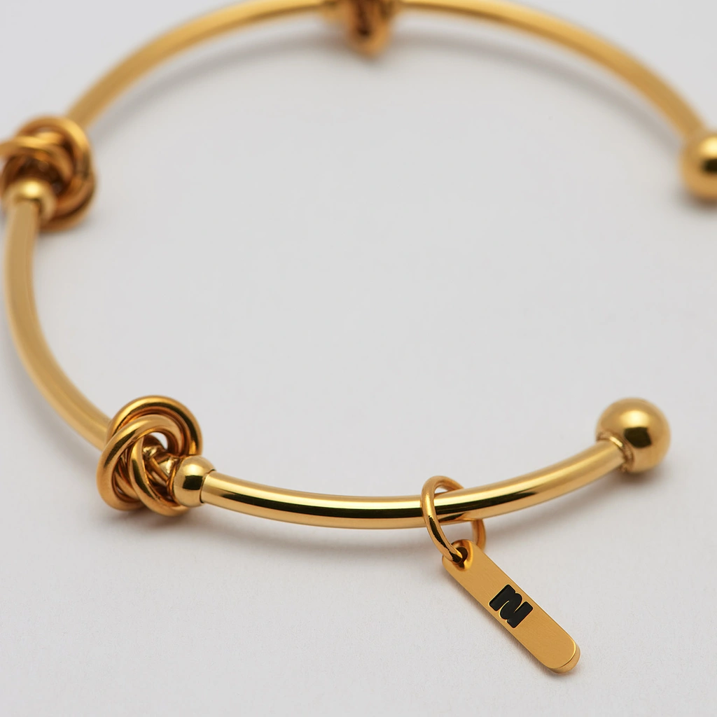 Armband i guldpläterat stål, bangle med knutar - 2,5x66,5 mm