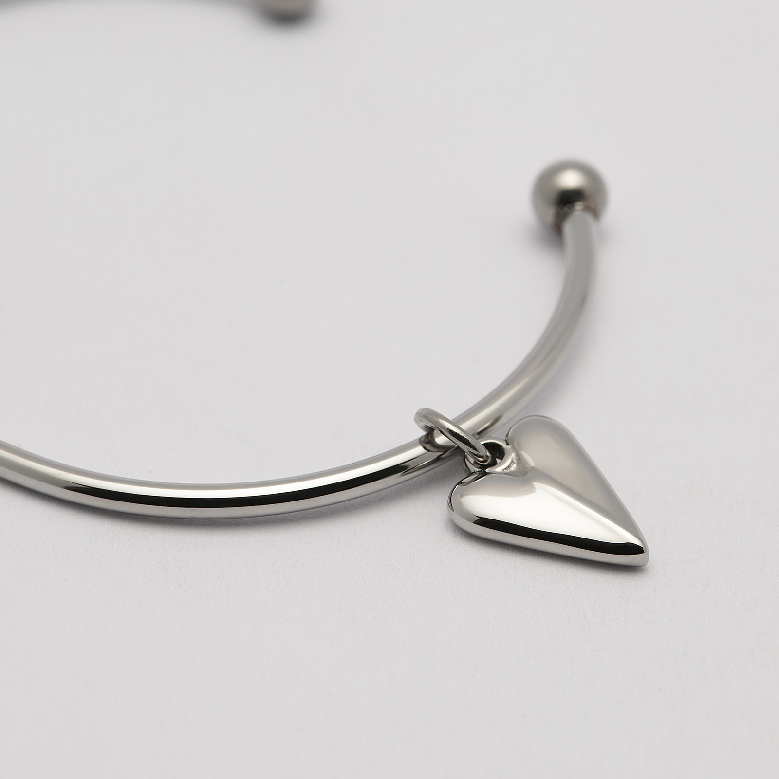 Armband i stål, bangle med hjärta - 2,5 mm x 66,5 mm