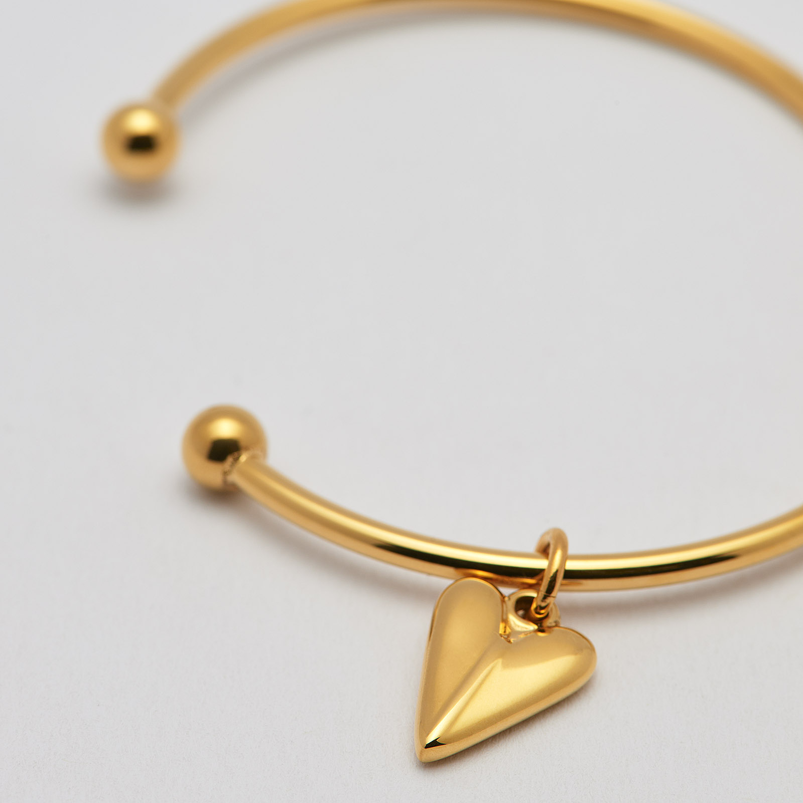 Armband i guldpläterat stål, bangle hjärta - 66,5 mm