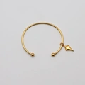 Armband i guldpläterat stål, bangle pil- 66,5 mm