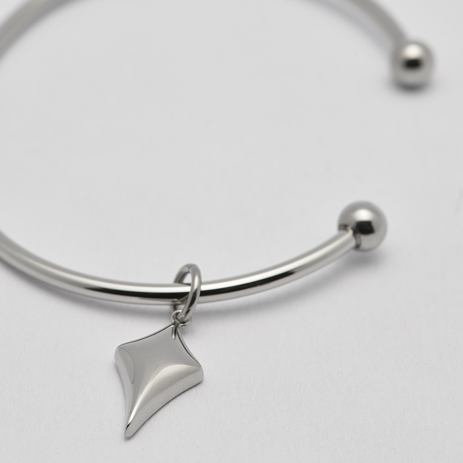 Armband i stål, bangle med pil - 2,5 mm x 66,5 mm