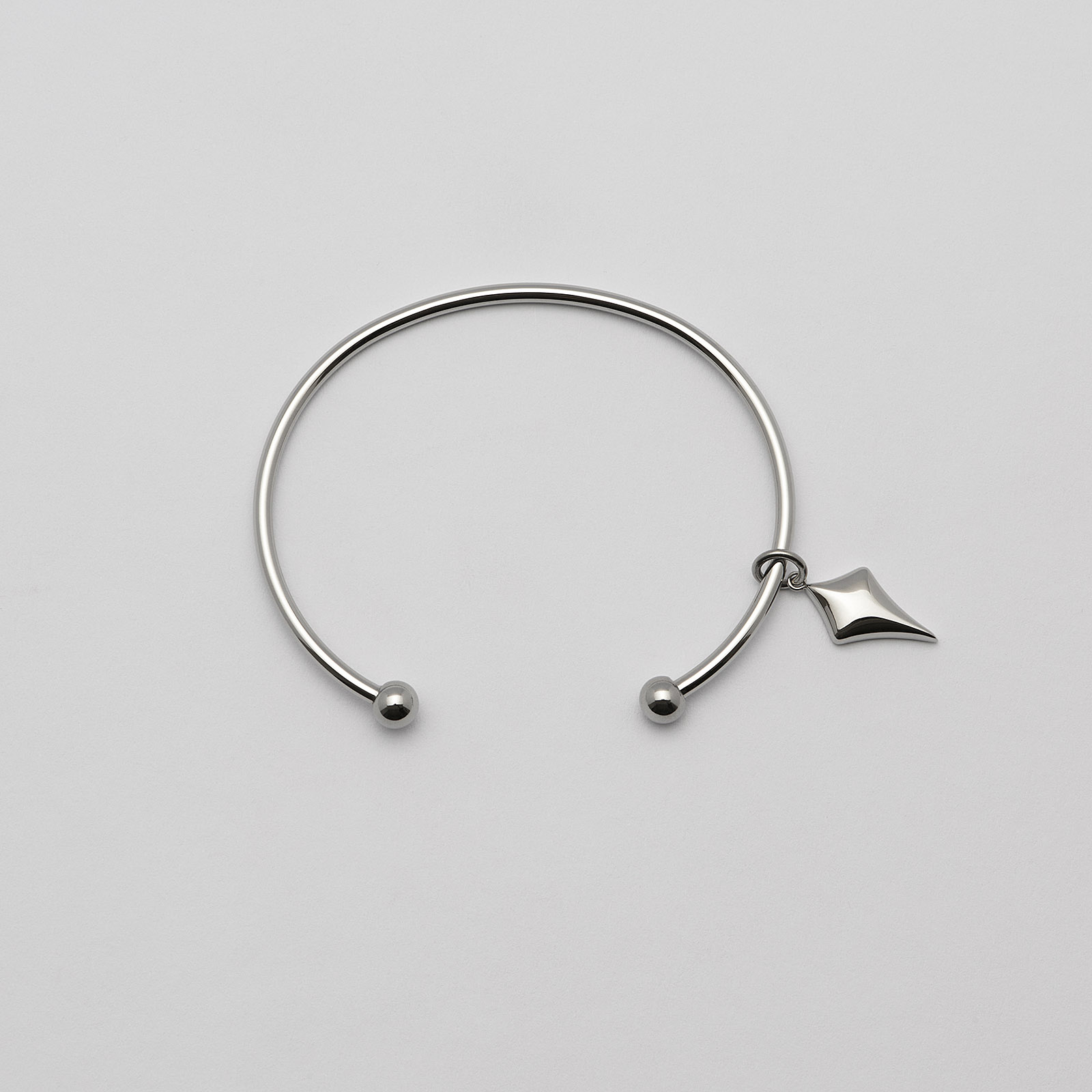 Armband i stål, bangle med pil - 2,5 mm x 66,5 mm