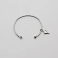 Armband i stål, bangle med pil - 2,5 mm x 66,5 mm