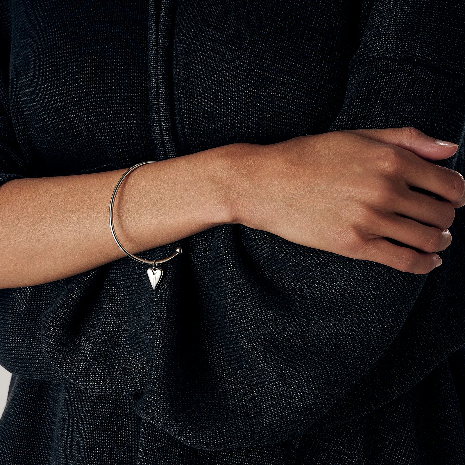 Armband i stål, bangle med pil - 2,5 mm x 66,5 mm