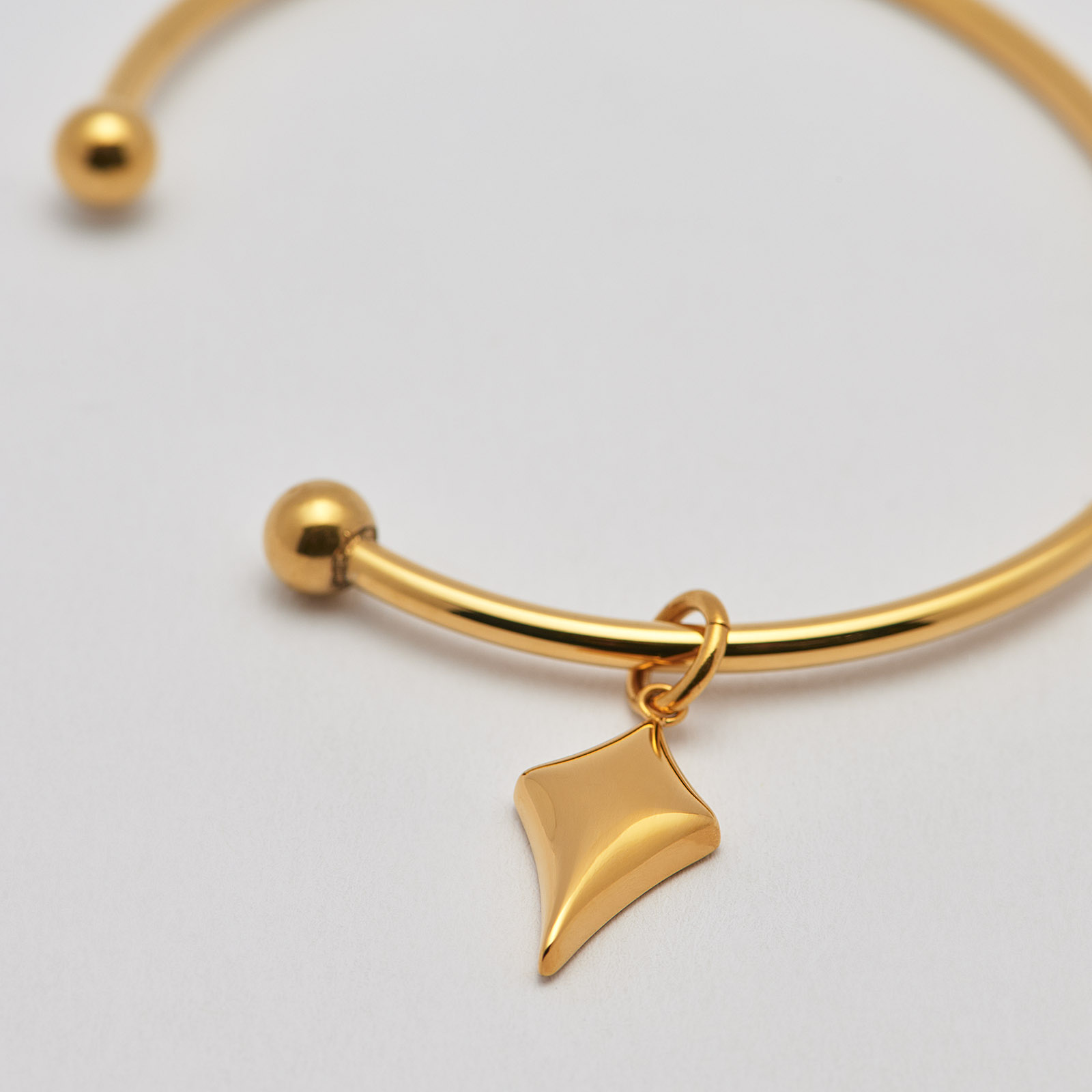 Armband i guldpläterat stål, bangle pil- 66,5 mm