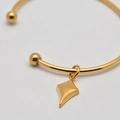 Armband i guldpläterat stål, bangle pil- 66,5 mm