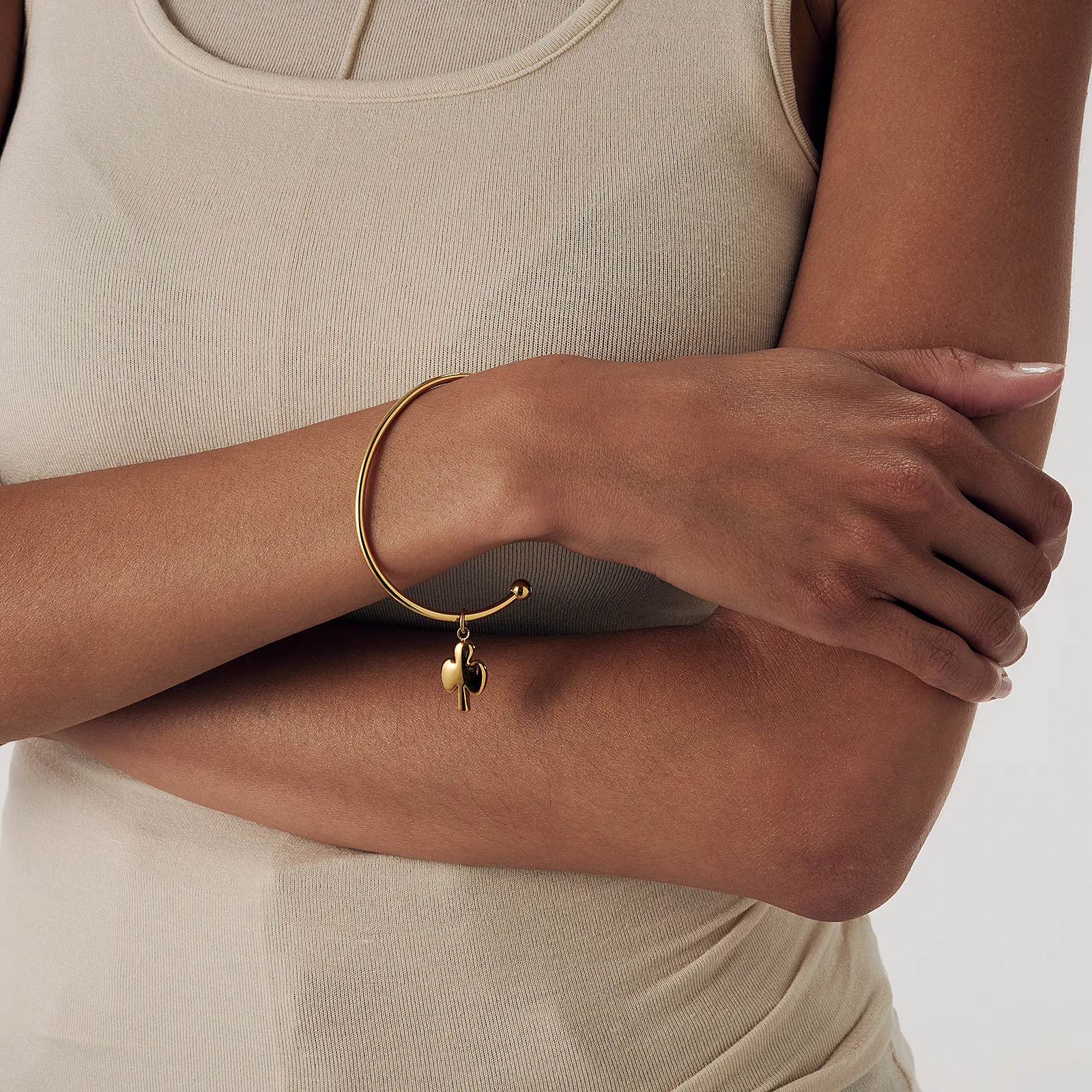 Armband i guldpläterat stål, bangle klöver - 66,5 mm