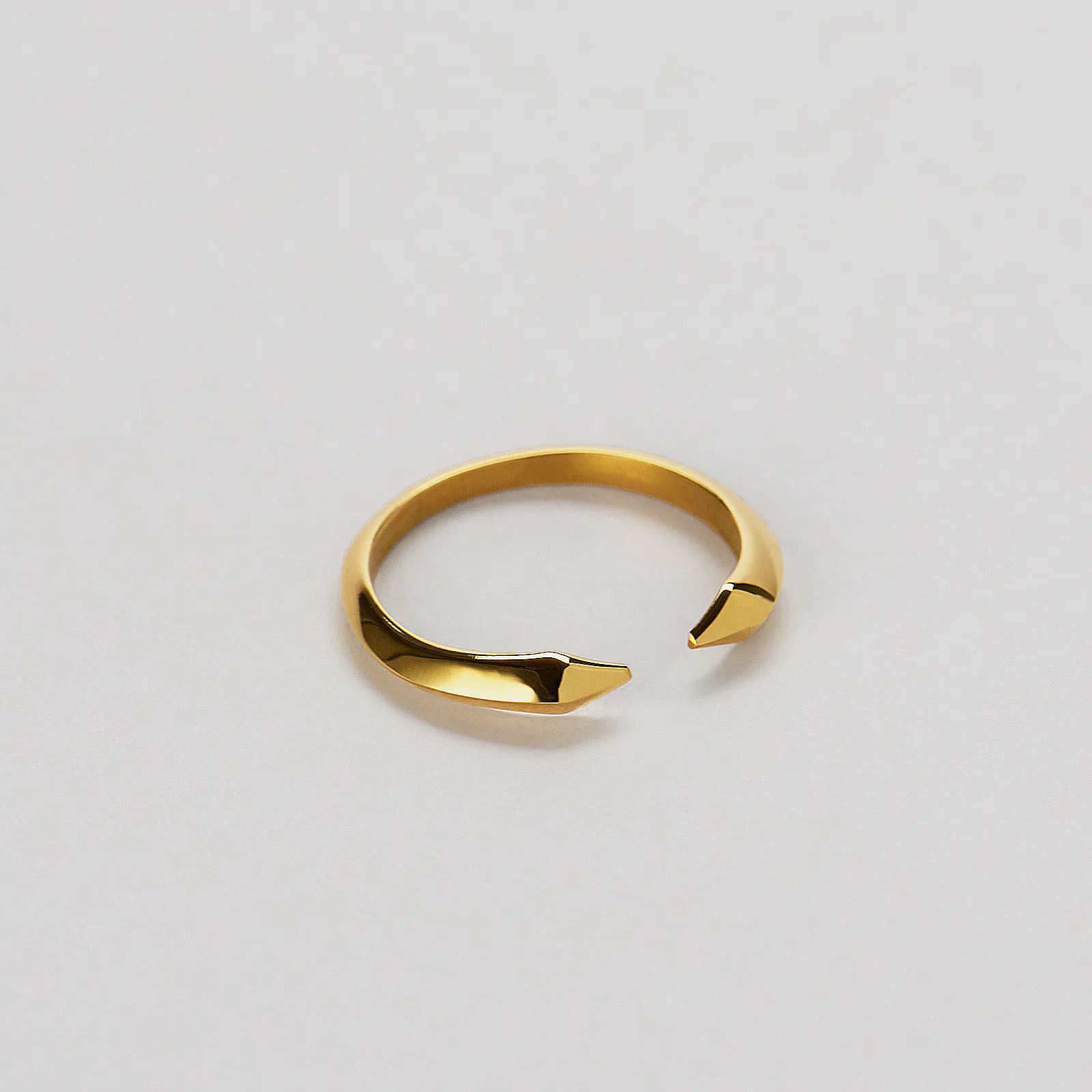 Ring i guldpläterat stål med öppning: Fang - storlek 17 mm