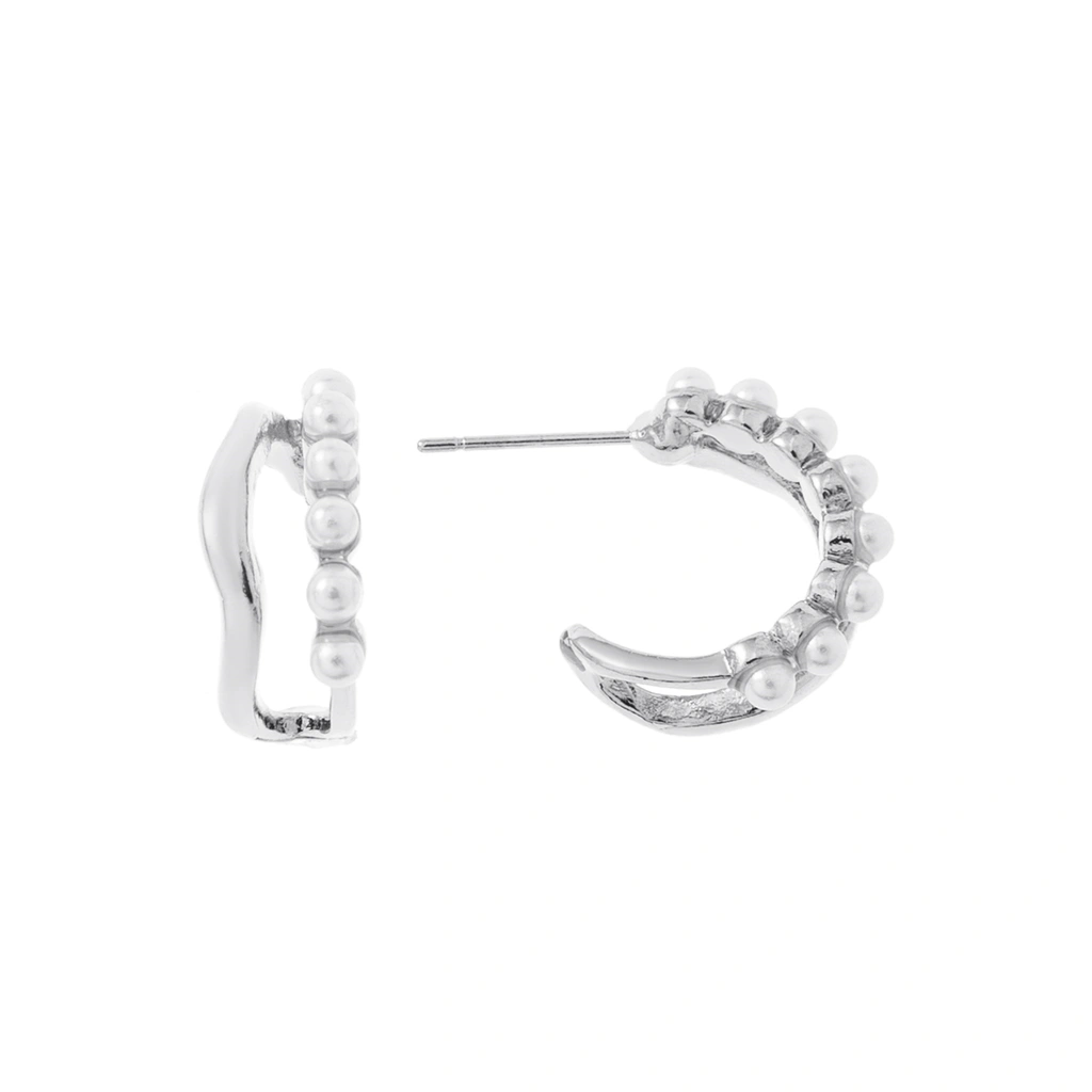 Silverfärgade örhängen, vågiga C-hoops med pärlor - 1,7 cm