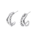 Silverfärgade örhängen, vågiga C-hoops med pärlor - 1,7 cm
