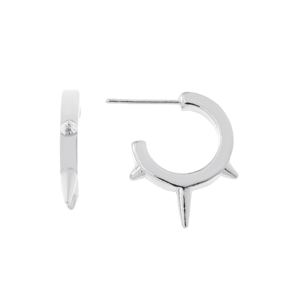 Silverfärgade örhängen, C-hoops med tre nitar - 1cm