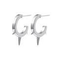 Silverfärgade örhängen, C-hoops med tre nitar - 1cm